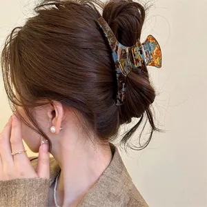 Détail d'une pince à cheveux géométrique élégante de couleur café au style français