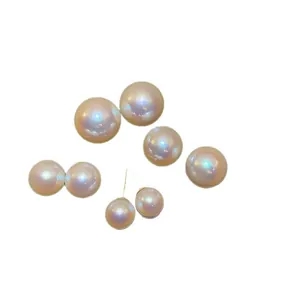 Eleganti orecchini a perla tonda con perni in argento dorato su un fondo bianco puro