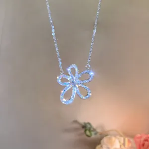 Elegante Silberkette mit Zirkonia-besetztem hohlem Blumenanhänger im Detail als Nahaufnahme