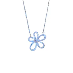 Elegante Halskette mit hohler Zirkonblume und schimmernden Kristallakzenten in Silber