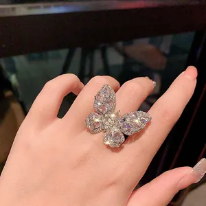 Anello a farfalla in argento di lusso con zirconi scintillanti per donna regolabile