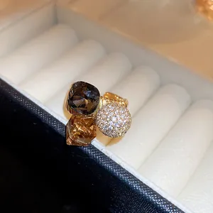 Prachtige vintage geometrische ring met rookkristallen en pavé-bol in een witte juwelendoos