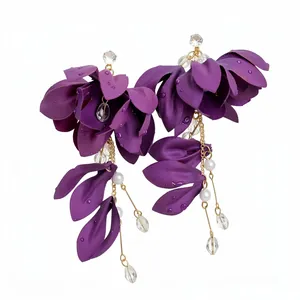 Eleganti orecchini a fiore in tessuto viola con perle e gocce di cristallo.