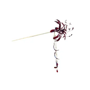 Elegante horquilla de flor de lis de araña roja con borla para Hanfu en fondo blanco.