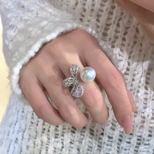 Elegante anello retrò francese regolabile con fiocco di strass e dettaglio di perla bianca