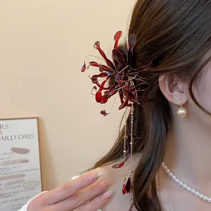 Detalle de horquilla de flor de lycoris roja con borlas doradas para Hanfu