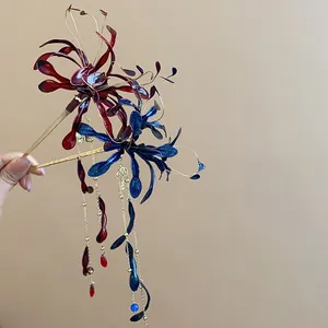 Primer plano detallado de horquillas de lirio de araña hechas a mano con borlas largas