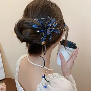 Primer plano de una horquilla de lirio araña azul con elegantes borlas en un moño