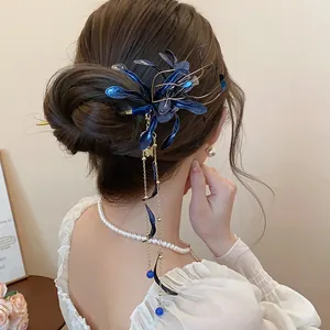 Vista detallada de un elegante pasador de pelo azul con lirio araña y borlas para mujeres