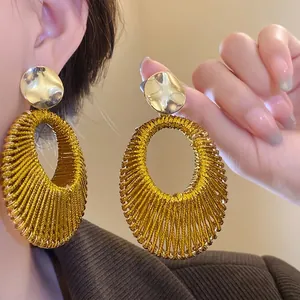 Grandi orecchini a cerchio ovali dorati con perno martellato per donne eleganti e chic