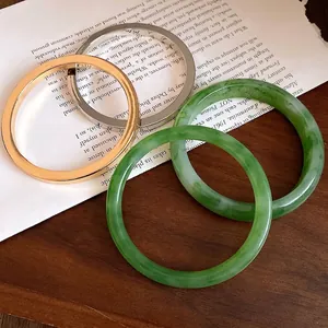 Set di bracciali in resina marmorizzata verde e anelli minimalisti in metallo per donna
