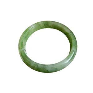 Elegante bracciale in resina marmorizzata verde con finitura liscia in stile minimalista.