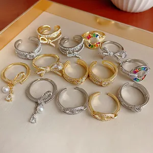 Collezione dettagliata di eleganti anelli geometrici in zircone con placcatura oro e argento.