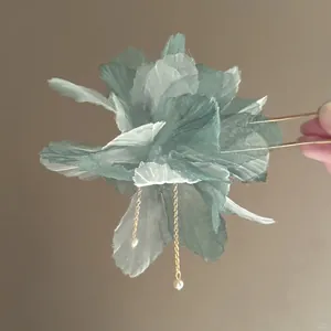 Elegant green fabric flower hair pin with delicate pearl tassels in a Chinese style.
