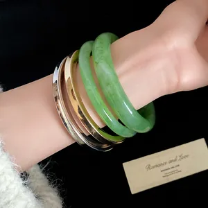 Vista dettagliata di eleganti bracciali in resina verde marmorizzata e oro metallico