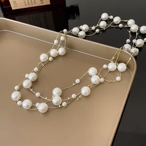 Mehrlagige Perlenkette im französischen Stil mit eleganter Goldkette und weißen Perlen