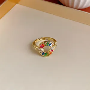 Dettaglio anello placcato oro con zirconi arcobaleno e pavé di brillanti