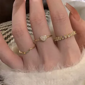 Set di tre eleganti anelli aperti in zircone dorato con disegni a cuore e geometrici