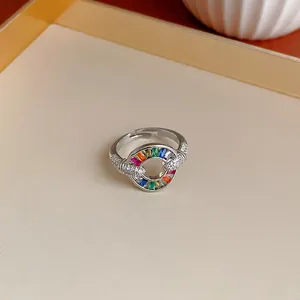 Dettaglio ravvicinato di anello regolabile placcato argento con cerchio di zirconi arcobaleno