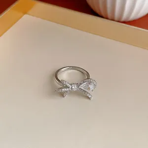 Primo piano di un elegante anello a fiocco argentato con pietre di zirconia luccicanti