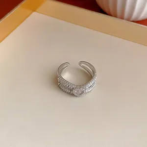 Dettaglio di un anello geometrico argento con perle e pietra centrale di zircone