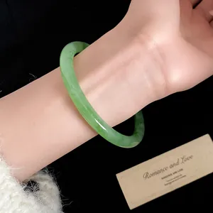 Dettaglio bracciale minimalista in resina verde con trama marmorizzata simile alla giada