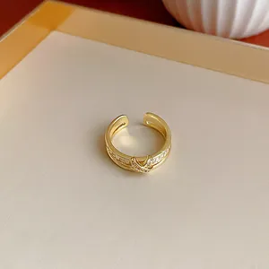 Vista dettagliata dell'anello geometrico placcato oro con accento a croce in zircone