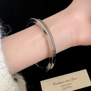 Elegante bracciale rigido minimalista in resina lucida argentata visto sul polso