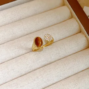 Squisito anello aperto placcato oro 18 carati con occhio di tigre marrone e pavé di zirconi