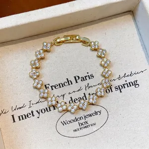 Luxurious gold-plated flower bracelet with cubic zirconia in four-leaf clover design