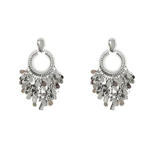 Elegante silberne Metall-Pailletten-Ohrringe mit strukturiertem runden Stecker