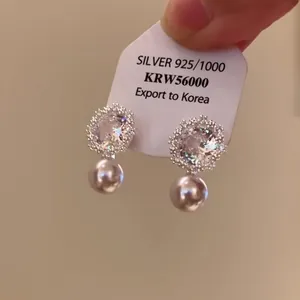 Eleganti Orecchini a Bottone Fiore in Zirconia e Perla Artificiale Con Perno in Argento Sterling 925 Gioielli in Rame per Donna