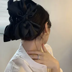 Elegante fermaglio per capelli con grande fiocco in raso nero, vista dettaglio