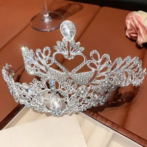 Primo piano dettagliato di un elegante diadema in argento con motivo a cigno e strass