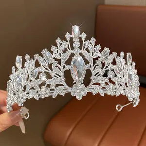 Elegante tiara in argento con motivi di fiori e foglie di strass per feste di compleanno