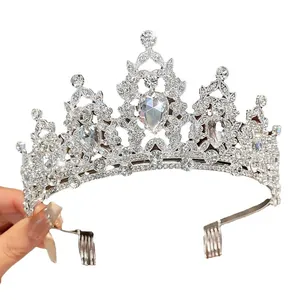 Tiara scintillante in strass argento con design floreale e gemme a forma di goccia
