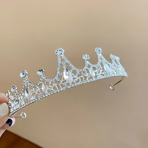 Elegante tiara argentata con brillanti strass per feste di compleanno da principessa