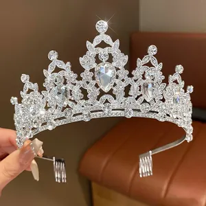Dettaglio di tiara da sposa in argento con motivi floreali e foglie in strass lucidi