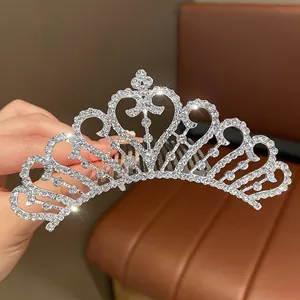 Tiara scintillante in strass argento con motivi a cuore per feste di compleanno da principessa