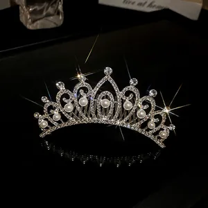 Elegante tiara a corona di strass con accenti di perle su sfondo di lusso scuro