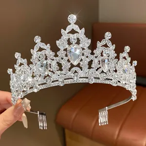 Primo piano di corona scintillante con strass e motivi floreali per feste di compleanno.