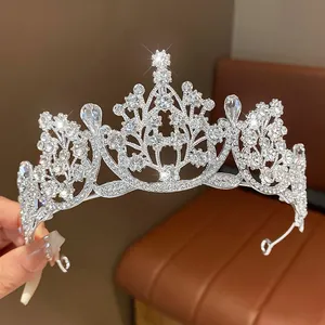 Dettaglio di una tiara d'argento con squisiti motivi floreali e di foglie in strass