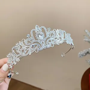 Vista dettagliata di un diadema in argento con strass e motivi di fiori e foglie intrecciati