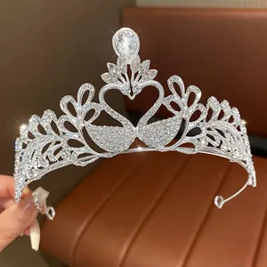 Vista dettagliata della tiara a cigno in argento con strass luccicanti e design a cuore