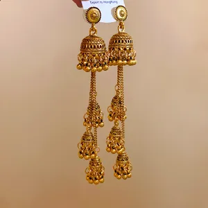 Vista dettagliata di orecchini jhumka dorati tradizionali con nappe stile antico