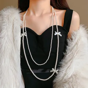 Détail d'un collier de perles artificielles à deux couches avec des nœuds sur modèle