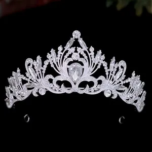 Macro dettagliata di un elegante diadema in strass floreale per matrimonio o compleanno