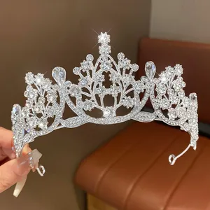 Dettaglio ravvicinato di una tiara con fiori e foglie di cristallo per compleanni