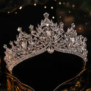 Dettaglio ravvicinato che mostra i cristalli scintillanti di una corona nuziale di lusso