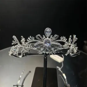 Vista dettagliata di un diadema in cristallo argento con intricati motivi di fiori e foglie